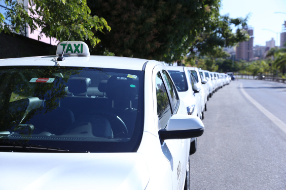 Fila de táxis