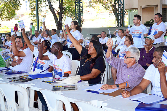 Moradores de BH votam em reunião do Orçamento Participativo
