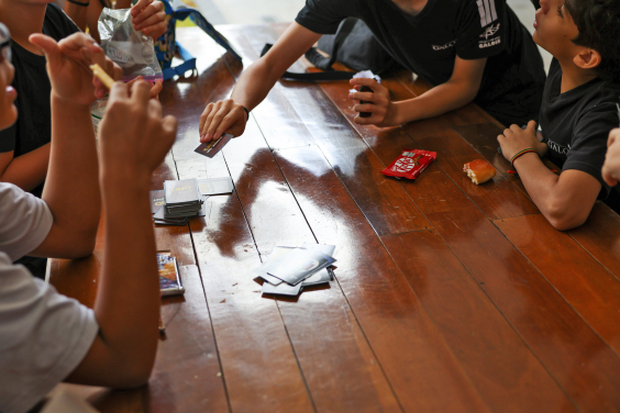 Crianças brincam com jogos de cartas