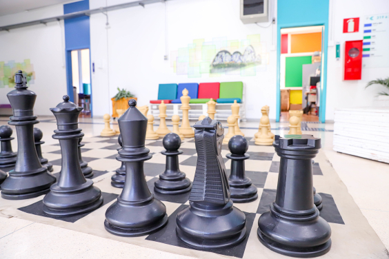 Sala multissensorial, com jogo de xadrez gigante