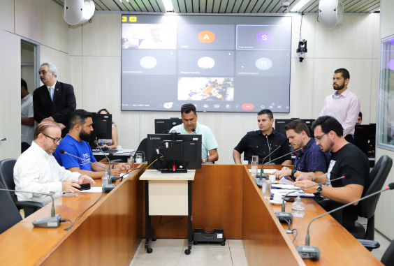 Vereadores assentados no Plenário Camil Caram em reunião da comissão especial