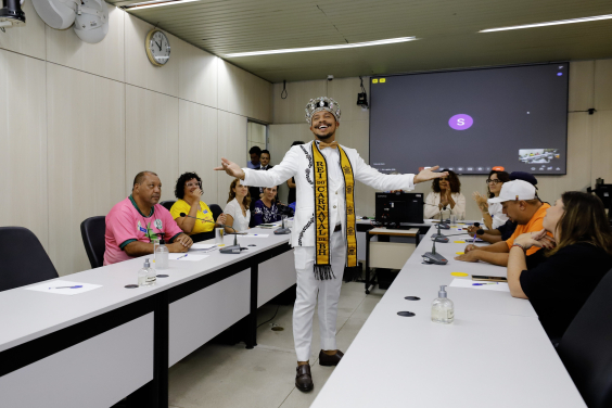 Rei do Carnaval se apresenta no Plenário Helvécio Arantes durante audiência pública 