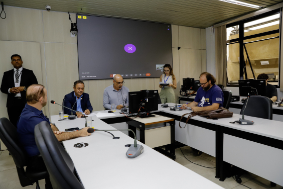 Vereadores assentados no Plenário Helvécio Arantes em reunião da comissão
