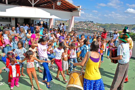 crianças dançam e assistem à apresentação de música