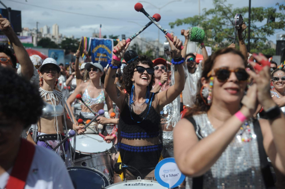 Mulheres dançando no Carnaval em rua de Belo Horizonte