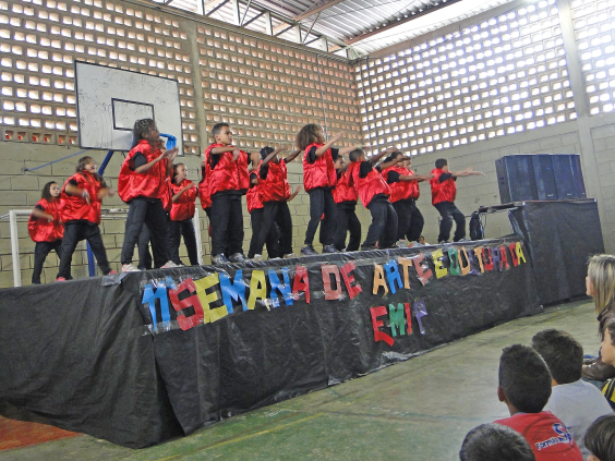 Apresentação infantil em escola municipal
