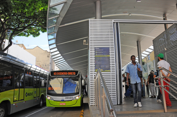 estação do sistema move de transporte público com passageiros trafegando pelo local