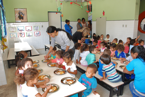crianças fazem refeição na escola
