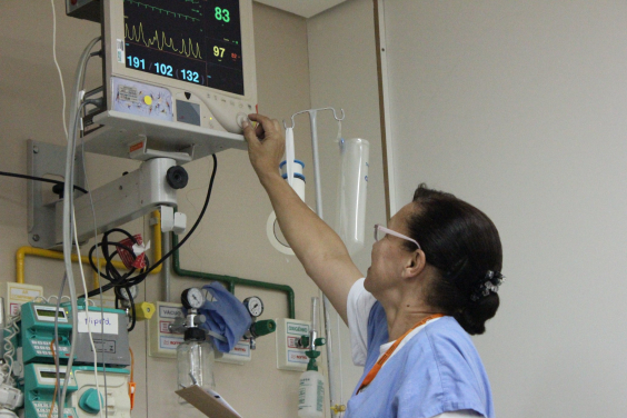 Enfermeira mexe em equipamento de monitoramento de sinais vitais em UPA de BH