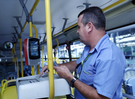 Cobrador em ônibus municipal