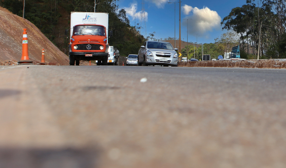 veículos transitando pelo anel rodoviário