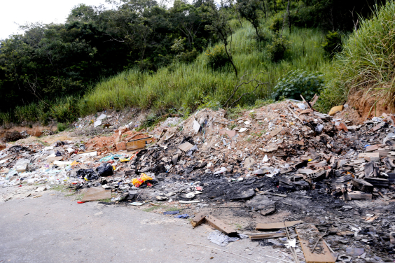 Acúmulo de lixo e entulho na Estrada do Sanatório