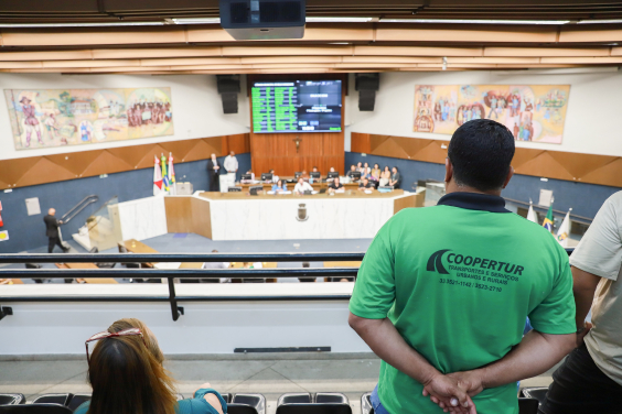 trabalhador uniformizado da coopertur em plenário da câmara municipal