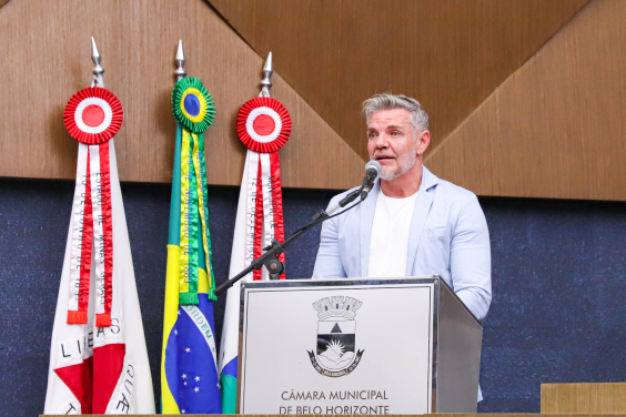 presidente da câmara municipal de belo horizonte discursa aos parlamentares no plenário