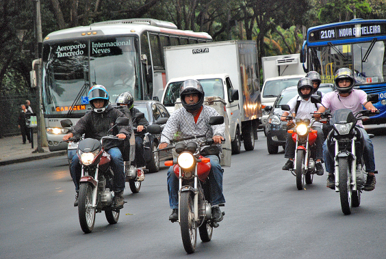 motociclistas trafegam em avenida de belo horizonte
