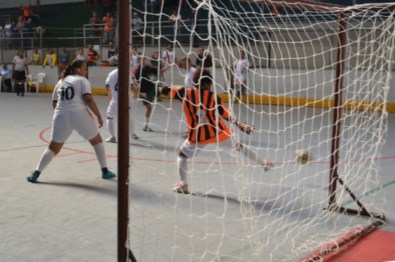 Mulheres jogam em campeonato de futsal para surdos