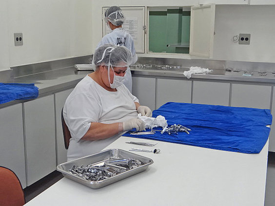 Enfermeira manipula materiais de saúde