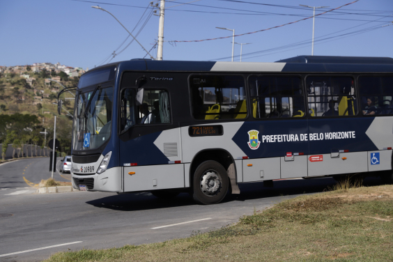Ônibus com a inscrição Prefeitura de Belo Horizonte