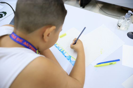 criança autista desenhando