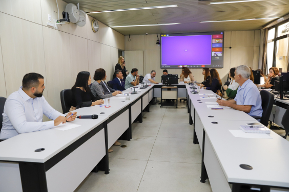 Vereadores e convidados no Plenário Helvécio Arantes