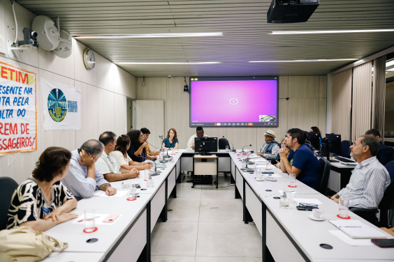Vereadores e convidados no Plenário Helvécio Arantes