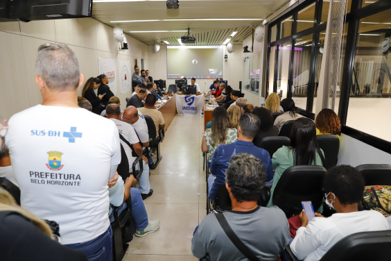 Vereadores e convidados no Plenário Camil Caram