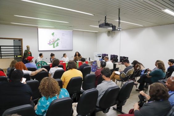 Vereadores e plateia assistindo seminário