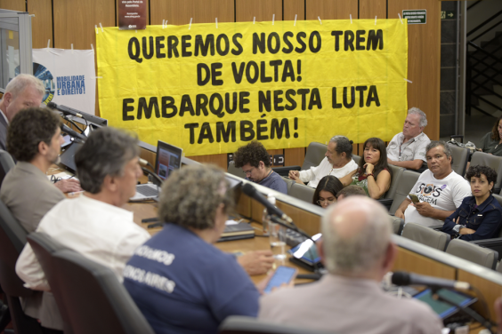 Faixa estendida na Assembleia Legislativa de Minas Gerais com frases de ordem pede a volta do trem metropolitano