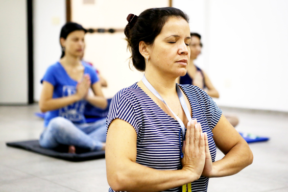 mulheres brancas de cabelos pretos meditam durante aula de ioga