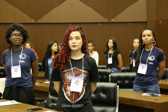 jovens de belo horizonte em evento no plenário da câmara municipal