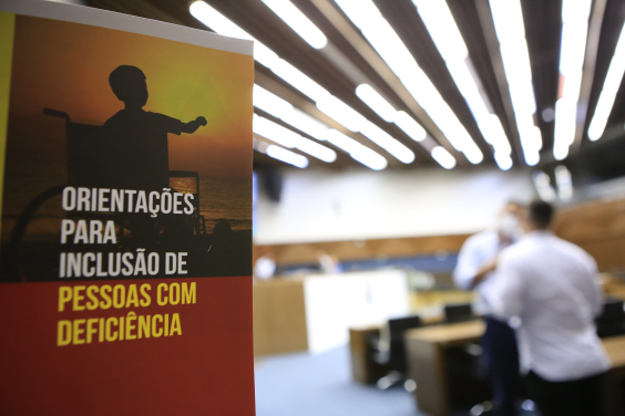cartaz com cadeirante e a inscrição orientações para a inclusão de pessoas com deficiências