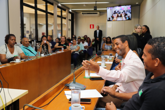Convidados debatem no Plenário Camil Caram