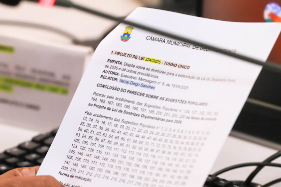Mão segurando documento com pauta da reunião