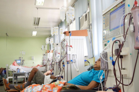 Pacientes em procedimento de hemodiálise em hospital público na Bahia