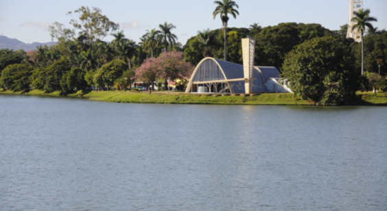 Vista da Lagoa da Pampulha com Igreja de São Francisco de Assis ao fundo