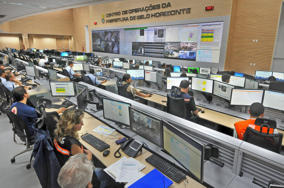imagem em plano aberto do centro de monitoramento da prefeitura de bh com seus funcionários em atividade