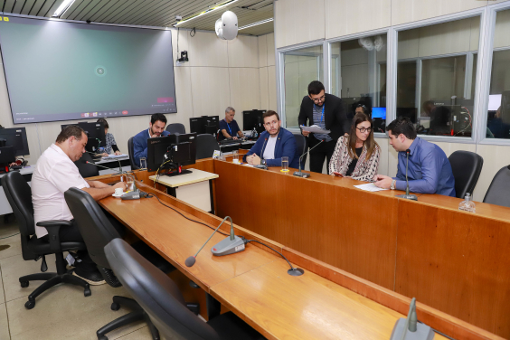 Vereadores e convidados no Plenário Camil Caram