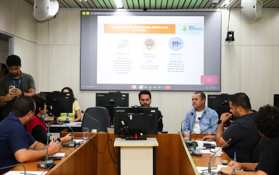 parlamentares e participantes presentes em audiência pública na câmara municipal de bh