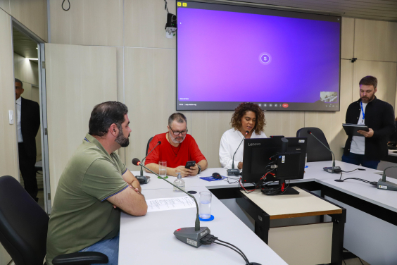 parlamentares presentes em reunião da comissão de defesa do consumidor
