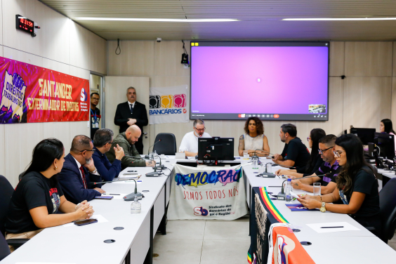 parlamentares e participantes presentes em audiência pública na câmara municipal de bh