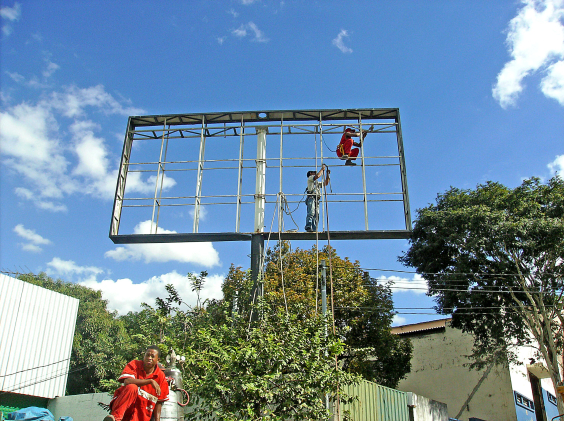 imagem de instalação de outdoor em via pública de belo horizonte