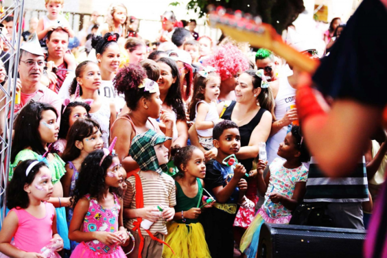 crianças em bloco de carnaval de belo horizonte