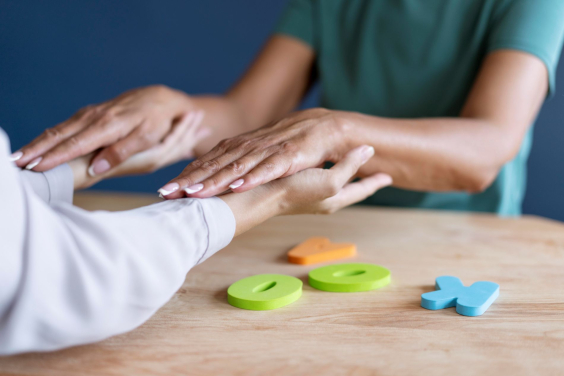 duas pessoas encostas as mãos sobre a mesa