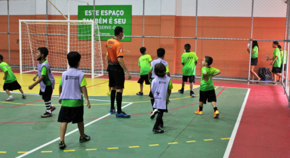 crianças praticam futebol de salão em quadra pública de belo horizonte