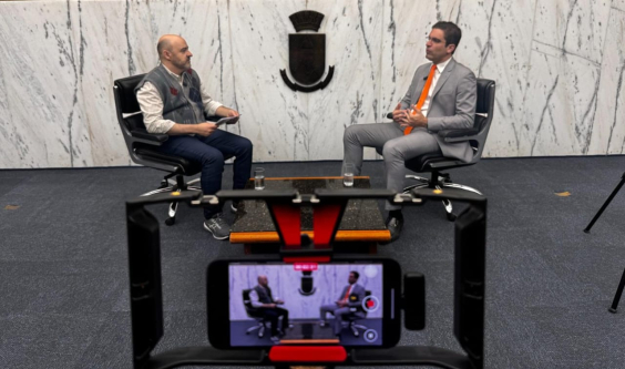 O jornalista Alessandro Duarte e a vereador Braulio Lara em entrevista no Plenário Amintas de Barros
