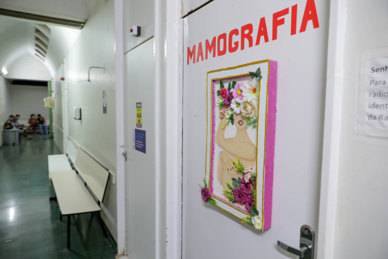 Corredor de equipamento público de saúde de Brasília; placa em porta diz "Mamografia"