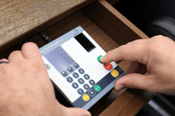 close em mãos manusenado terminal de votação do parlamentar