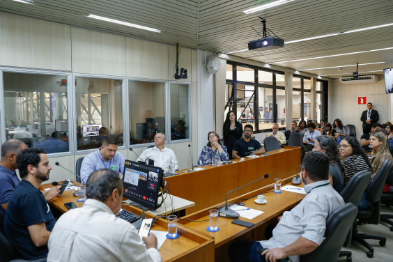 parlamentares e participantes presentes em reunião na câmara municipal de bh