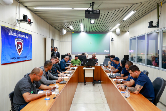 parlamentares e participantes presentes em audiência pública na câmara municipal de bh