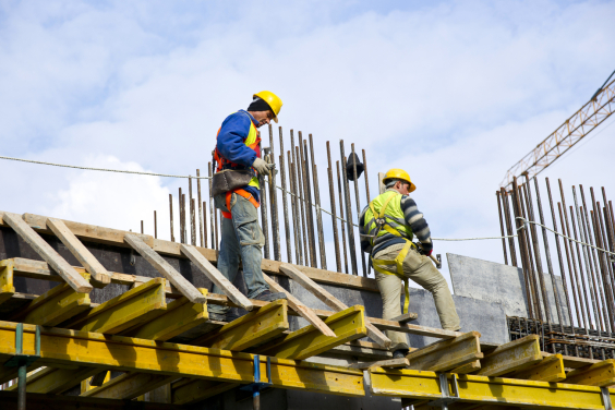 trabalhadores da construção civil em atividade
